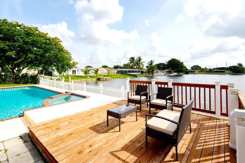 Stunning Lake-Front Villa With Pool & Spa ペンブロークパインズ エクステリア 写真