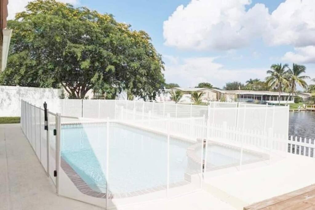 Stunning Lake-Front Villa With Pool & Spa ペンブロークパインズ エクステリア 写真